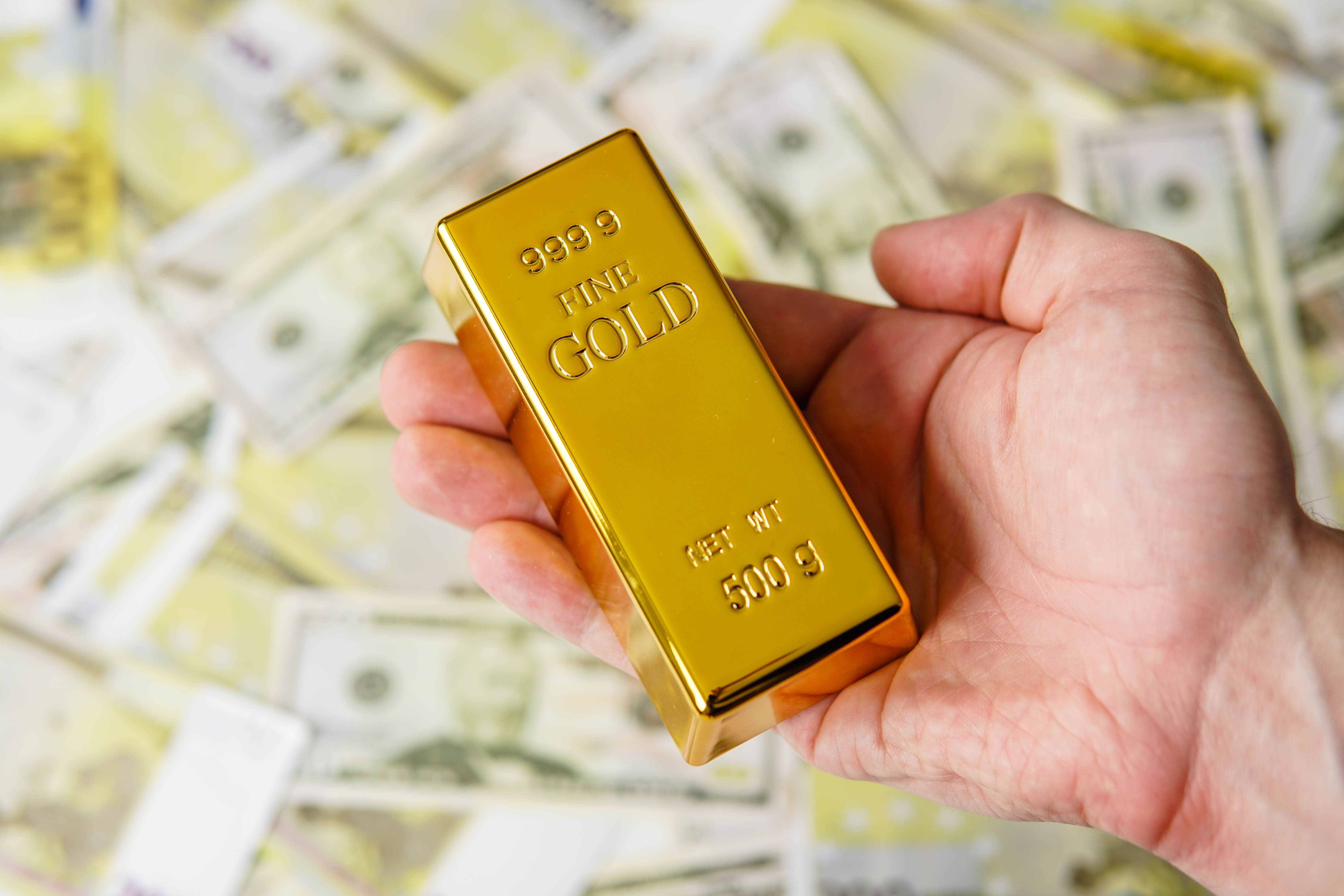 El oro supera los $5,000 por primera vez en su historia - La Opinión
