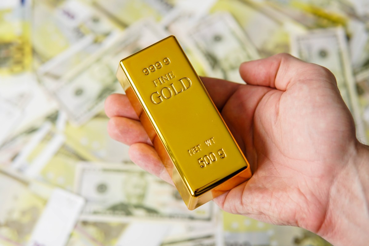 El oro supera los $5,000 por primera vez en su historia - La Opinión