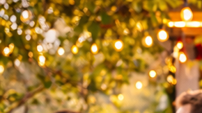 Familia latina reunida en una comida al aire libre con música y celebración