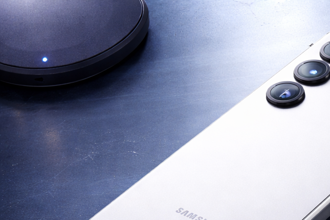 Dos teléfonos Samsung Galaxy S26 Ultra, uno mostrando la pantalla y otro la parte trasera con cámara cuádruple, sobre fondo azul moderno