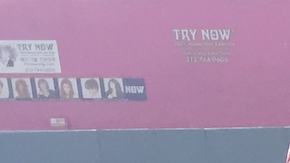 Gloria Saucedo, al centro de bufanda roja.