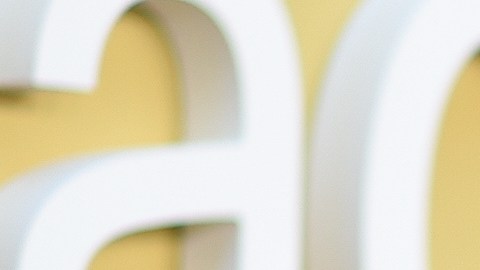 Selena Gomez lanza nuevo maquillaje de Rare Beauty con el audio viral "Hola, comadres"