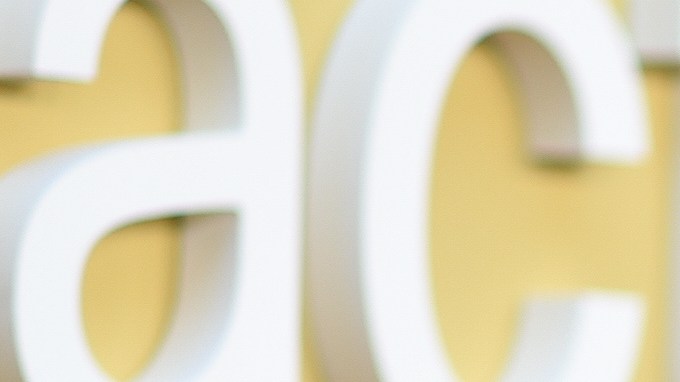 Selena Gomez lanza nuevo maquillaje de Rare Beauty con el audio viral "Hola, comadres"