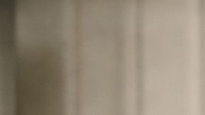 Familia latina conversando en español e inglés en una cocina de Estados Unidos, ejemplo cotidiano de spanglish