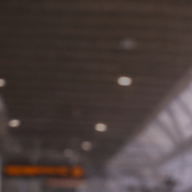 Tren de alta velocidad moderno detenido en una estación, símbolo del proyecto ferroviario que California busca completar tras años de retrasos.