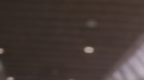 Tren de alta velocidad moderno detenido en una estación, símbolo del proyecto ferroviario que California busca completar tras años de retrasos.