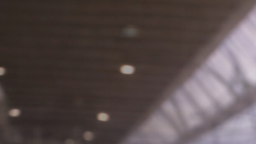 Tren de alta velocidad moderno detenido en una estación, símbolo del proyecto ferroviario que California busca completar tras años de retrasos.