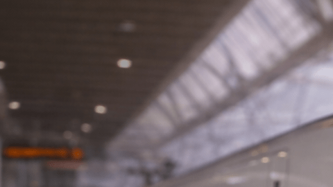 Tren de alta velocidad moderno detenido en una estación, símbolo del proyecto ferroviario que California busca completar tras años de retrasos.