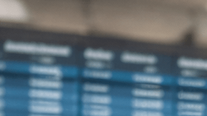 Pareja latina en un aeropuerto de Estados Unidos revisando documentos y pasaportes ante la falta de vuelos a Venezuela