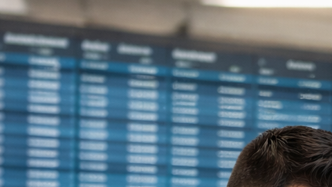 Pareja latina en un aeropuerto de Estados Unidos revisando documentos y pasaportes ante la falta de vuelos a Venezuela