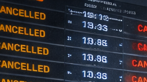 Pasajeros esperan en un aeropuerto mientras vuelos son cancelados por una tormenta invernal y aviones permanecen en tierra cubiertos de nieve.