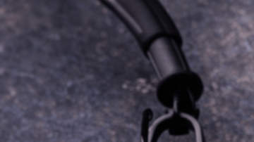 Walkman retro edición especial de Elvis Presley con cassette del álbum navideño de 1957 y auriculares negros