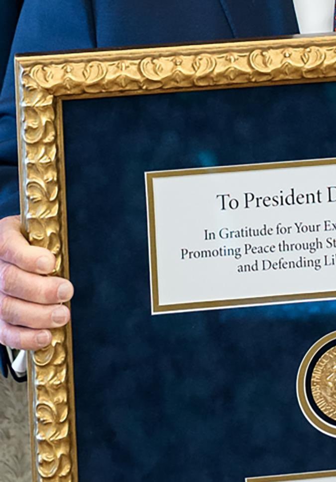 Senador Warner llama a Trump “tonto” al aceptar el Premio Nobel de manos de Machado