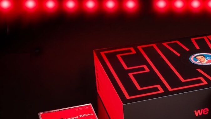 El set de edición limitada We Are Rewind x Elvis Presley, que incluye un reproductor de casetes portátil Bluetooth y una reedición del álbum Elvis' Christmas Album.