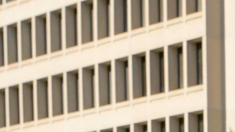 Vestida de blanco y acompañada únicamente hasta la entrada por su jefa de gabinete, Magali Muria, Machado accedió sola a la reunión