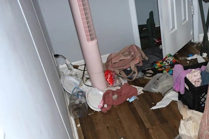 las autoridades hallaron un perro muerto dentro de un armario y rescataron a otros seis animales que permanecían en el lugar.