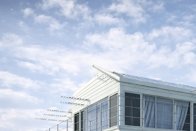 Vivienda moderna elevada del suelo mediante un sistema antisísmico en un entorno natural.