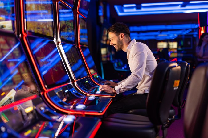 Ante la promesa de un premio grande o mediano, las máquinas tragamonedas también están diseñadas para ser adictivas.