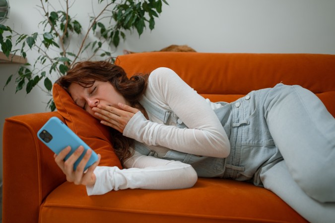 cansancio por usar el teléfono de forma excesiva