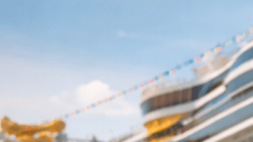 Familia con niños abordando un crucero en Estados Unidos durante vacaciones