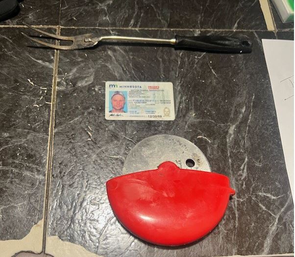 Las pertenencias encontradas al registrar al acusado.