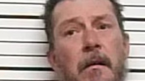 La madre del menor, Kimberly Cole, y a su padrastro, George Cole, fueron detenidos por denuncias de abuso infantil, abuso sexual infantil y conspiración.