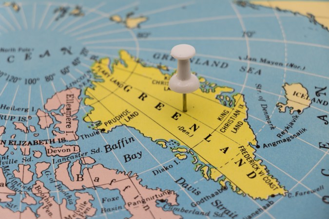 Groenlandia se ubica en el extremo norte del continente americano, entre el océano Atlántico Norte y el océano Ártico.