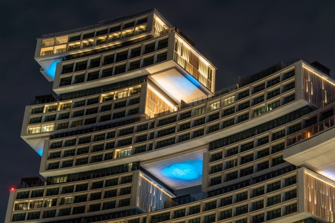 El hotel cuenta con 795 habitaciones, además de una zona residencial integrada por 230 apartamentos privados.