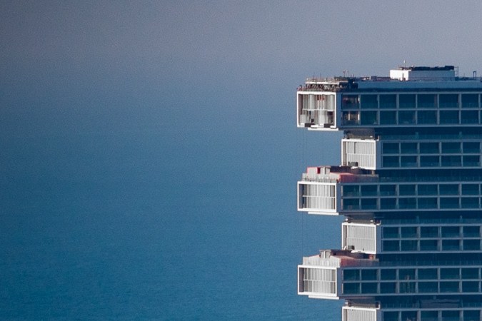 Vista aérea del Atlantis The Royal Dubai, que muestra la estructura compuesta por seis torres interconectadas, diseñadas para crear terrazas escalonadas.