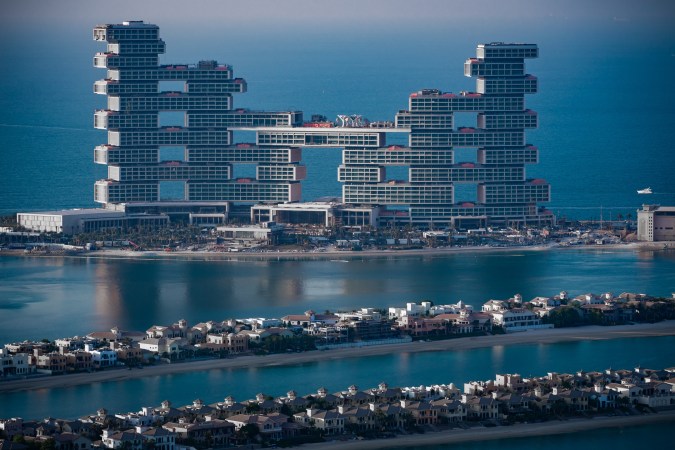 Vista aérea del Atlantis The Royal Dubai, que muestra la estructura compuesta por seis torres interconectadas, diseñadas para crear terrazas escalonadas.