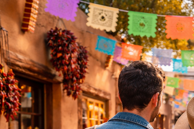 Pareja recorriendo un pueblo histórico del suroeste, opción de escapada urbana barata cerca de El Paso
