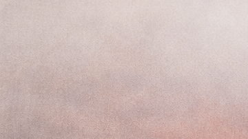 Hombre con sobrepeso sentado en su casa mostrando signos de estrés, relacionado con cortisol y grasa abdominal