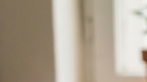 La mezcla de arroz con café debe estar en un frasco sin tapa, ya que necesita contacto con el aire para que el truco funcione.