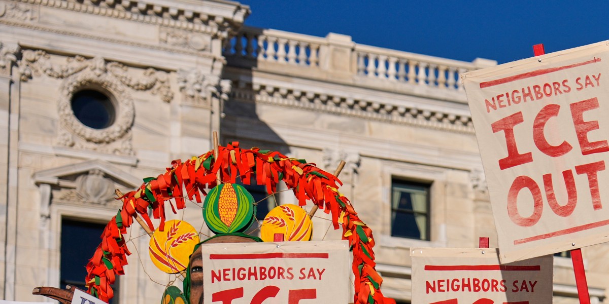 ACLU acusa que comunidades somalíes y latinas han sido atacadas de manera desproporcionada.