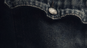 Persona con un arma de fuego en Estados Unidos, imagen ilustrativa sobre consecuencias legales para inmigrantes indocumentados