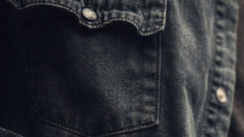 Persona con un arma de fuego en Estados Unidos, imagen ilustrativa sobre consecuencias legales para inmigrantes indocumentados