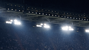 Estadio lleno durante un partido de la Liga Española de fútbol con ambiente de hinchas y acción en el campo