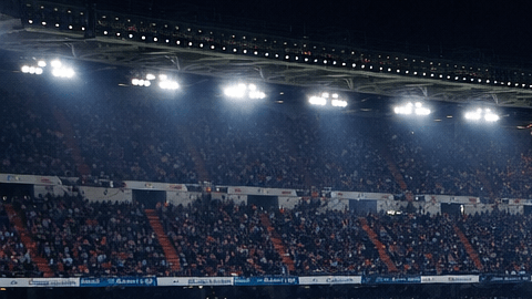 Estadio lleno durante un partido de la Liga Española de fútbol con ambiente de hinchas y acción en el campo