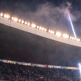 Estadio lleno durante un partido del Mundial 2026 con selecciones formadas y ambiente de inauguración
