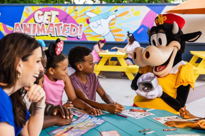 Familias disfrutando Animation Courtyard en los parques de Orlando 2026