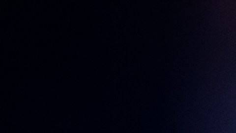 Las autoridades no han informado sobre un posible vínculo previo entre el sospechoso y el oficial herido.