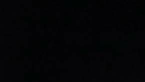 Dos niños pequeños fueron encontrados ilesos y la policía descarta, por ahora, un homicidio-suicidio.