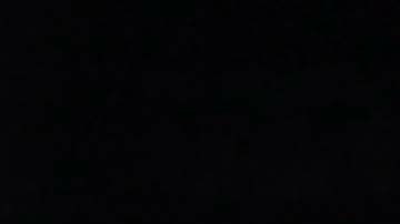 Dos niños pequeños fueron encontrados ilesos y la policía descarta, por ahora, un homicidio-suicidio.