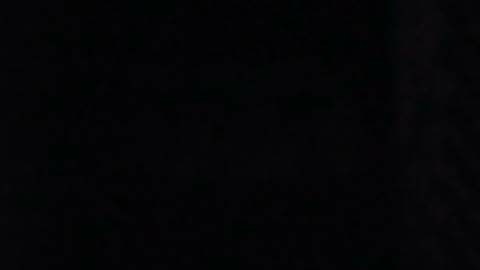 Dos niños pequeños fueron encontrados ilesos y la policía descarta, por ahora, un homicidio-suicidio.