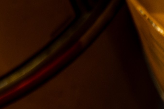 En abril de 2006, varias aerolíneas como Air France y British Airways prohibieron transportar surströmming a bordo por considerar que las latas podían ser potencialmente explosivas.