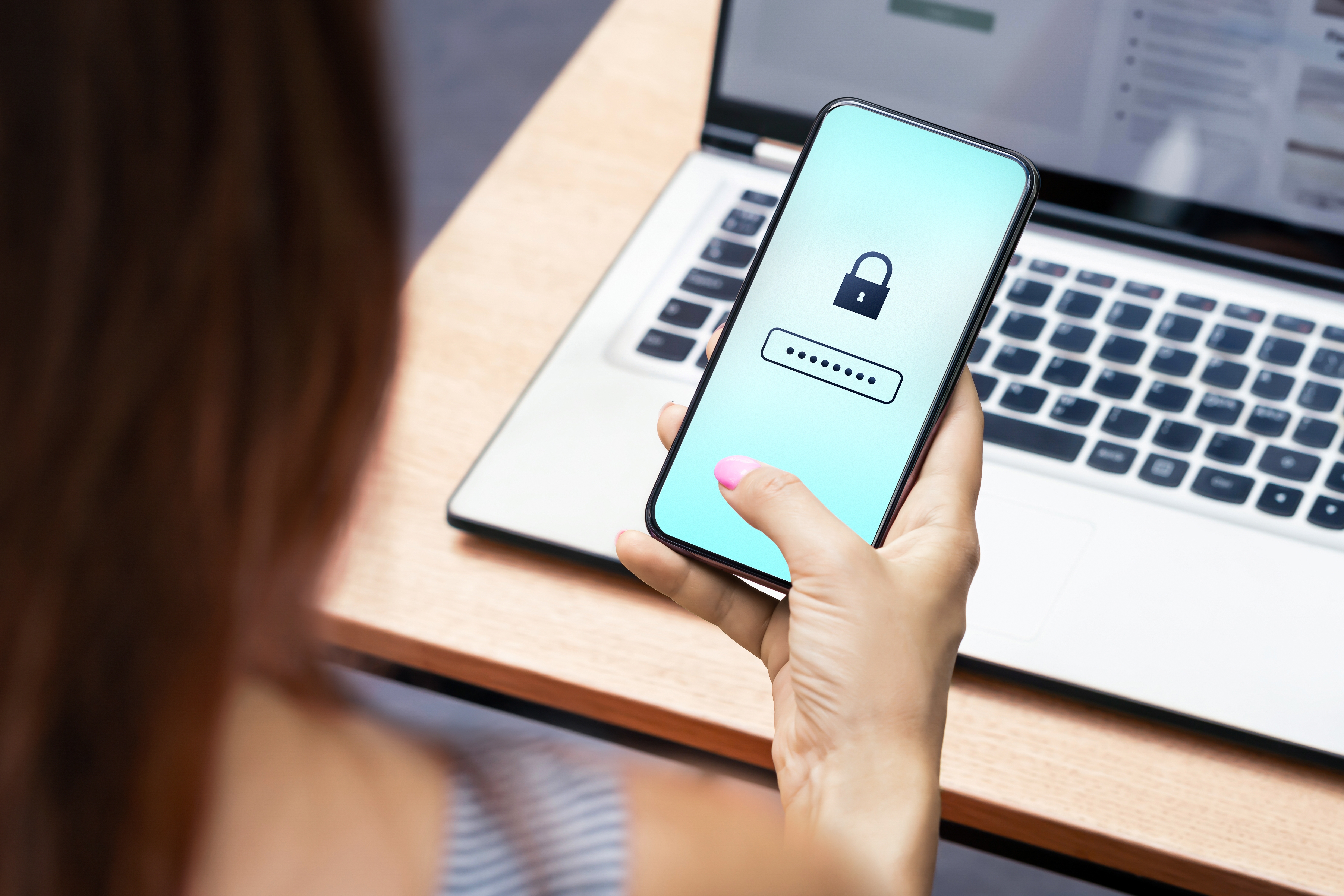 Persona revisando la configuración de seguridad de su teléfono