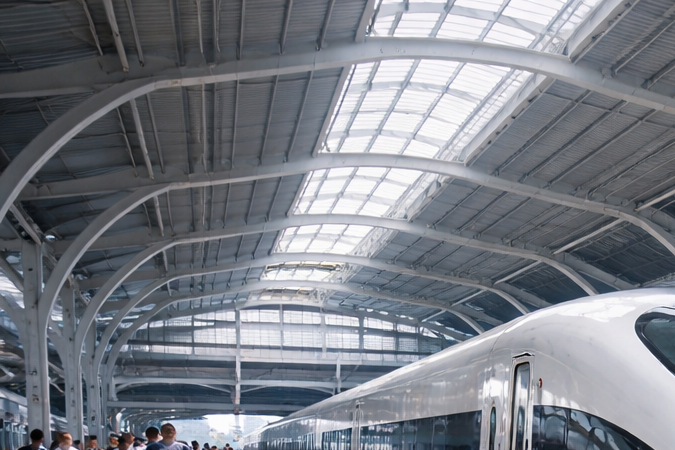 Tren bala de alta velocidad detenido en una estación moderna, ejemplo del sistema ferroviario avanzado en China.