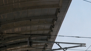 Tren bala chino de alta velocidad en estación moderna, el más rápido del mundo, desarrollado por China