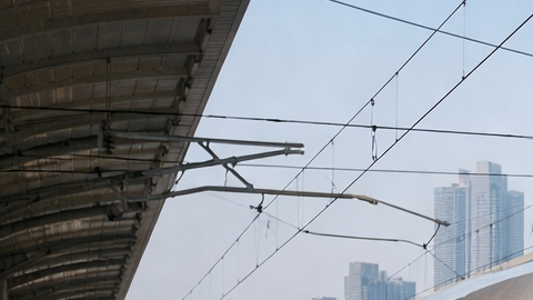 Tren bala chino de alta velocidad en estación moderna, el más rápido del mundo, desarrollado por China