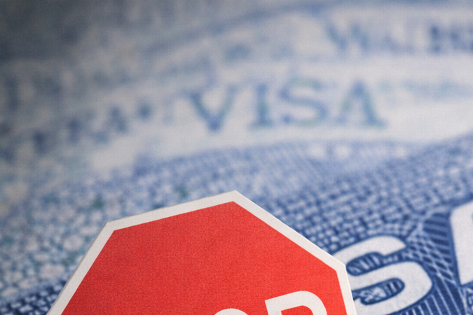 Ilustración de visa estadounidense con señal de advertencia y viajeros, sobre restricciones de la visa B1/B2